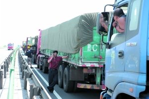 京藏高速大堵车进入第四天 1小时仅前行百米