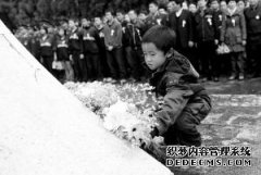 王超烈士的追悼会在江川烈士陵园举行