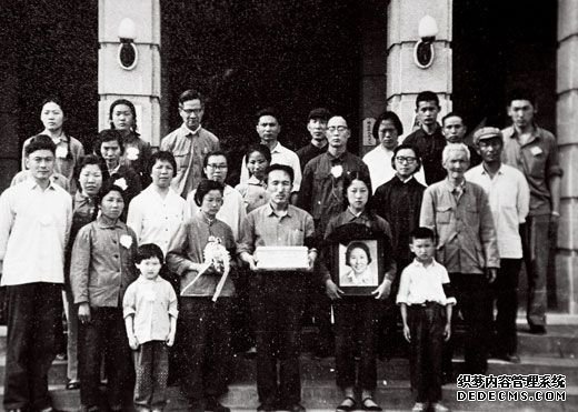 1970 年春，校方为卞仲耘内部平反，在八宝山革命公墓小礼堂举行了追悼会。前排抱骨灰盒者为王晶，二排左二( 白衣者)为张静芬。