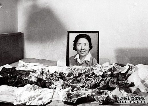 卞仲耘遗像及遇害时所穿衣服。王晶摄于1966年8月6日（卞遇害第二日）。
