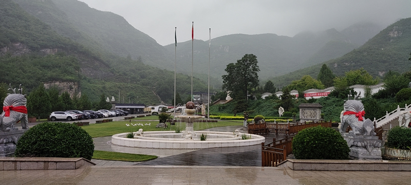 雨后的桃峰陵园