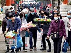 北京清明祭扫首个高峰日的祭扫人数比去年有了很大回升