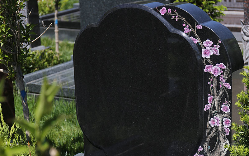 墓碑上的梅花 墓碑上的梅花