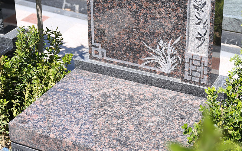 墓碑上的兰花 墓碑上的兰花